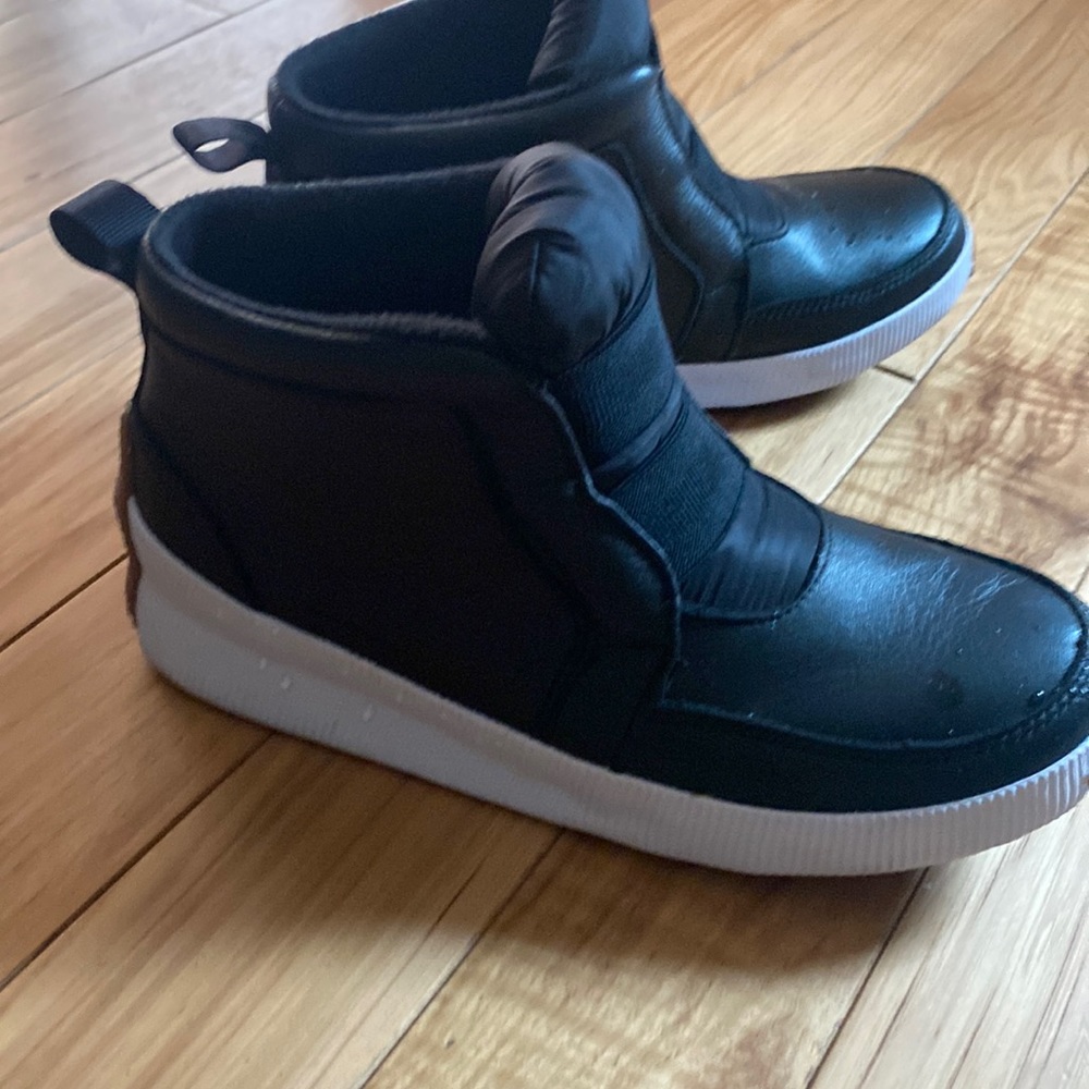 Woman’s sorel black leather out and about boots